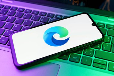 Prag, Çek Cumhuriyeti - 720 2024: Sınırın logosunu gösteren akıllı telefon