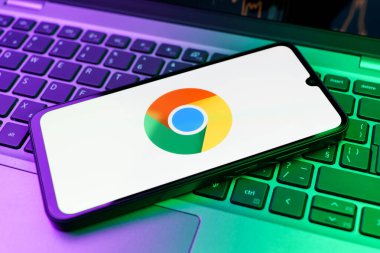 Prag, Çek Cumhuriyeti - 21 Ekim 2024: Google Chrome logosunu gösteren dizüstü bilgisayardaki modern akıllı telefon aygıtı.