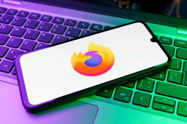 Prag, Çek Cumhuriyeti - 720 2024: Firefox logosunu gösteren akıllı telefon