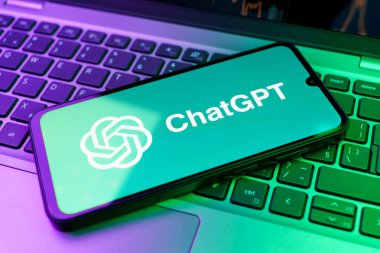 Prag, Çek Cumhuriyeti - 720 2024: ChatGPT logosunu gösteren akıllı telefon