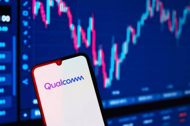 Prag, Çek Cumhuriyeti - 10 21 2024: Qualcomm logosunu gösteren akıllı telefon.