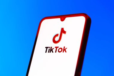 Prag, Çek Cumhuriyeti - 10 21 2024: Tiktok logosunu gösteren akıllı telefon.