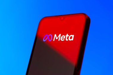 Prag, Çek Cumhuriyeti - 10 21 2024: Meta logosunu gösteren akıllı telefon.