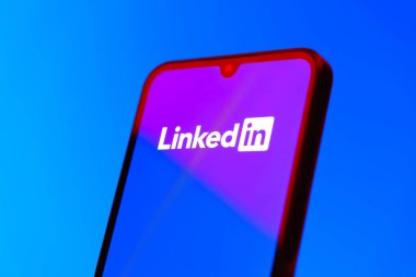 Prag, Çek Cumhuriyeti - 10 21 2024: Yüzeyde LinkedIn logosunu gösteren akıllı telefon.