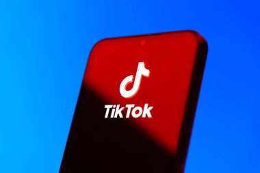 Prag, Çek Cumhuriyeti - 10 21 2024: Tiktok logosunu gösteren akıllı telefon.