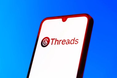 Prag, Çek Cumhuriyeti - 10 21 2024: Yüzeyde ipliklerin logosunu gösteren akıllı telefon.