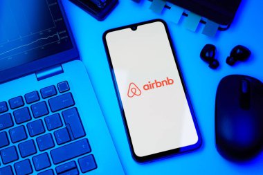 Prag, Çek Cumhuriyeti - 10 21 2024: Airbnb logosunu gösteren akıllı telefon.