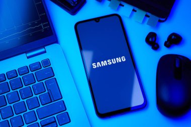 Prag, Çek Cumhuriyeti - 10 21 2024: Samsung logosunu gösteren akıllı telefon.