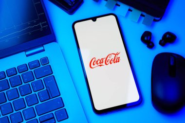 Prag, Çek Cumhuriyeti - 10 21 2024: Coca-Cola logosunu gösteren akıllı telefon.