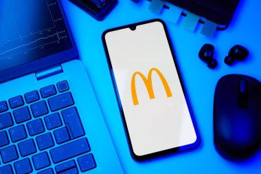 Prag, Çek Cumhuriyeti - 10 21 2024: Yüzeyde McDonalds logosunu gösteren akıllı telefon.
