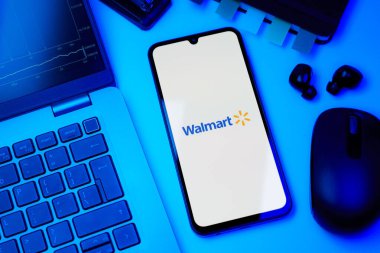 Prag, Çek Cumhuriyeti - 10 21 2024: Walmart logosunu gösteren akıllı telefon.