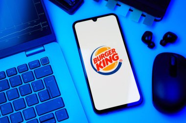 Prag, Çek Cumhuriyeti - 10 21 2024: Burger King logosunu gösteren akıllı telefon.