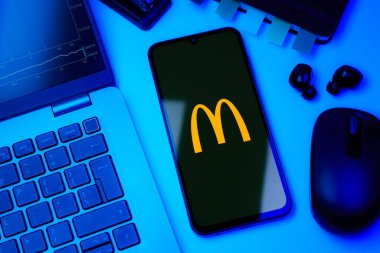 Prag, Çek Cumhuriyeti - 10 21 2024: Yüzeyde McDonalds logosunu gösteren akıllı telefon.