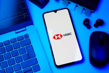 Prag, Çek Cumhuriyeti - 10 21 2024: Yüzeyde HSBC logosu gösteren akıllı telefon.