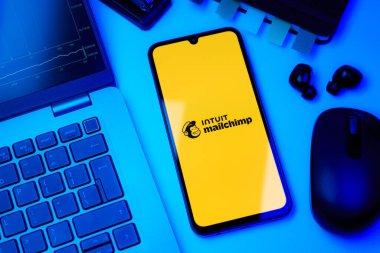 Prag, Çek Cumhuriyeti - 10 21 2024: Posta şempanzesinin logosunu gösteren akıllı telefon.