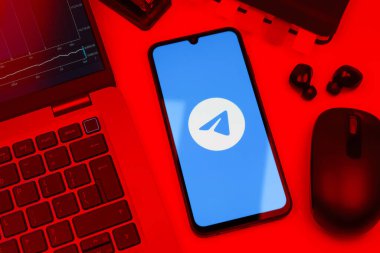 Prag, Çek Cumhuriyeti - 10 21 2024: Telgraf logosunu gösteren akıllı telefon.