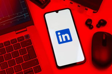 Prag, Çek Cumhuriyeti - 10 21 2024: Yüzeyde LinkedIn logosunu gösteren akıllı telefon.