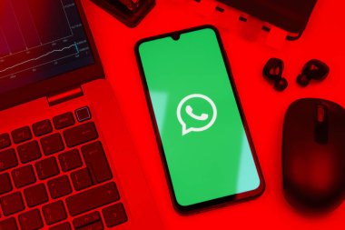 Prag, Çek Cumhuriyeti - 10 21 2024: Yüzeyde WhatsApp logosunu gösteren akıllı telefon.