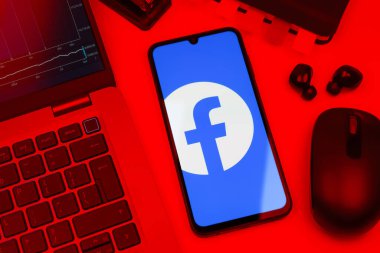 Prag, Çek Cumhuriyeti - 10 21 2024: Facebook logosu gösteren akıllı telefon.