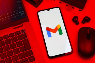 Prag, Çek Cumhuriyeti - 10 21 2024: Google Gmail logosunu gösteren akıllı telefon.