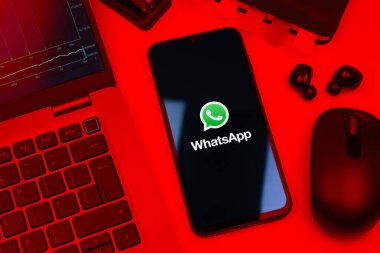 Prag, Çek Cumhuriyeti - 10 21 2024: Yüzeyde WhatsApp logosunu gösteren akıllı telefon.