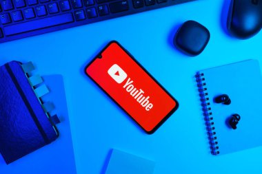 Prag, Çek Cumhuriyeti - 10 21 2024: Youtube logosunu gösteren akıllı telefon.