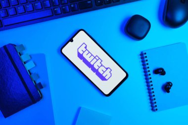 Prag, Çek Cumhuriyeti - 10 21 2024: Twitch logosunu gösteren akıllı telefon.