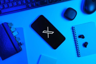 Prag, Çek Cumhuriyeti - 10 21 2024: X logosu gösteren akıllı telefon.