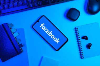 Prag, Çek Cumhuriyeti - 10 21 2024: Facebook logosu gösteren akıllı telefon.