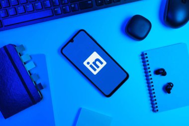 Prag, Çek Cumhuriyeti - 10 21 2024: Yüzeyde LinkedIn logosunu gösteren akıllı telefon.