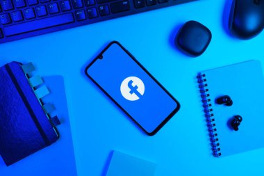 Prag, Çek Cumhuriyeti - 10 21 2024: Facebook logosu gösteren akıllı telefon.