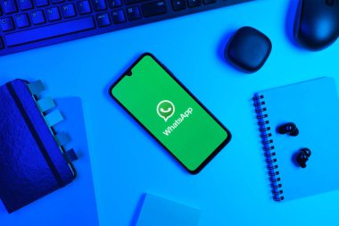 Prag, Çek Cumhuriyeti - 10 21 2024: Yüzeyde WhatsApp logosunu gösteren akıllı telefon.