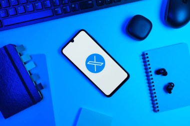 Prag, Çek Cumhuriyeti - 10 21 2024: X logosu gösteren akıllı telefon.