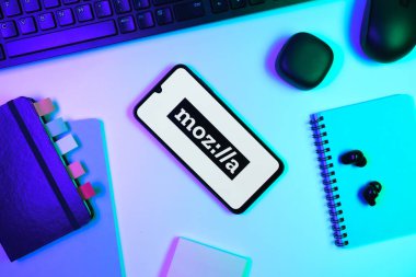 Prag, Çek Cumhuriyeti - 10 21 2024: Mozilla logosunu gösteren akıllı telefon.