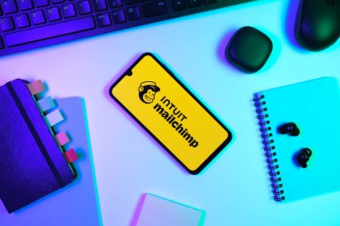 Prag, Çek Cumhuriyeti - 10 21 2024: Posta şempanzesinin logosunu gösteren akıllı telefon.