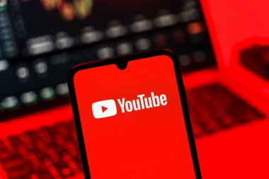 Prag, Çek Cumhuriyeti - 10 21 2024: Youtube logosunu gösteren akıllı telefon.