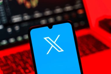 Prag, Çek Cumhuriyeti - 10 21 2024: X logosu gösteren akıllı telefon.