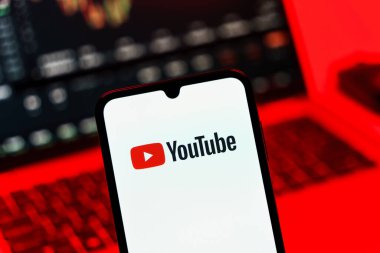Prag, Çek Cumhuriyeti - 10 21 2024: Youtube logosunu gösteren akıllı telefon.