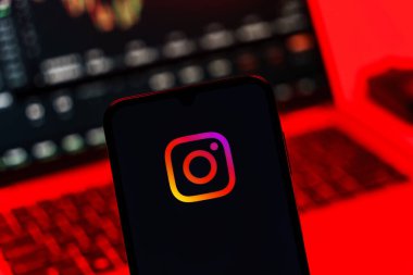 Prag, Çek Cumhuriyeti - 10 21 2024: Instagram logosu gösteren akıllı telefon.