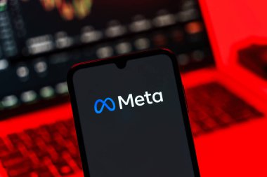 Prag, Çek Cumhuriyeti - 10 21 2024: Meta logosunu gösteren akıllı telefon.