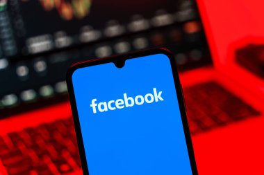 Prag, Çek Cumhuriyeti - 10 21 2024: Facebook logosu gösteren akıllı telefon.