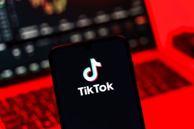 Prag, Çek Cumhuriyeti - 10 21 2024: Tiktok logosunu gösteren akıllı telefon.
