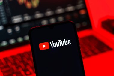 Prag, Çek Cumhuriyeti - 10 21 2024: Youtube logosunu gösteren akıllı telefon.
