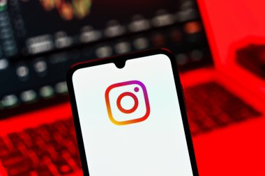 Prag, Çek Cumhuriyeti - 10 21 2024: Instagram logosu gösteren akıllı telefon.
