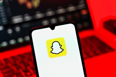 Prag, Çek Cumhuriyeti - 10 21 2024: Snapchat logosunu gösteren akıllı telefon.
