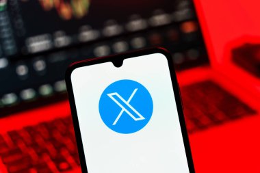 Prag, Çek Cumhuriyeti - 10 21 2024: X logosu gösteren akıllı telefon.