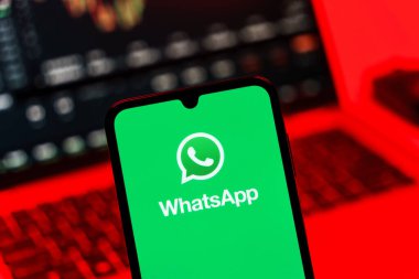 Prag, Çek Cumhuriyeti - 10 21 2024: Yüzeyde WhatsApp logosunu gösteren akıllı telefon.