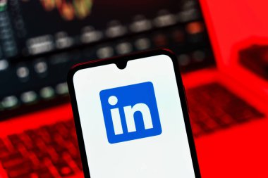 Prag, Çek Cumhuriyeti - 10 21 2024: Yüzeyde LinkedIn logosunu gösteren akıllı telefon.