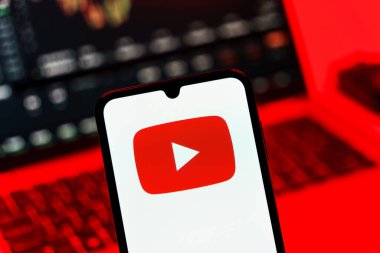 Prag, Çek Cumhuriyeti - 10 21 2024: Youtube logosunu gösteren akıllı telefon.