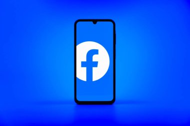 Prag, Çek Cumhuriyeti - 10 21 2024: Facebook logosu gösteren akıllı telefon.